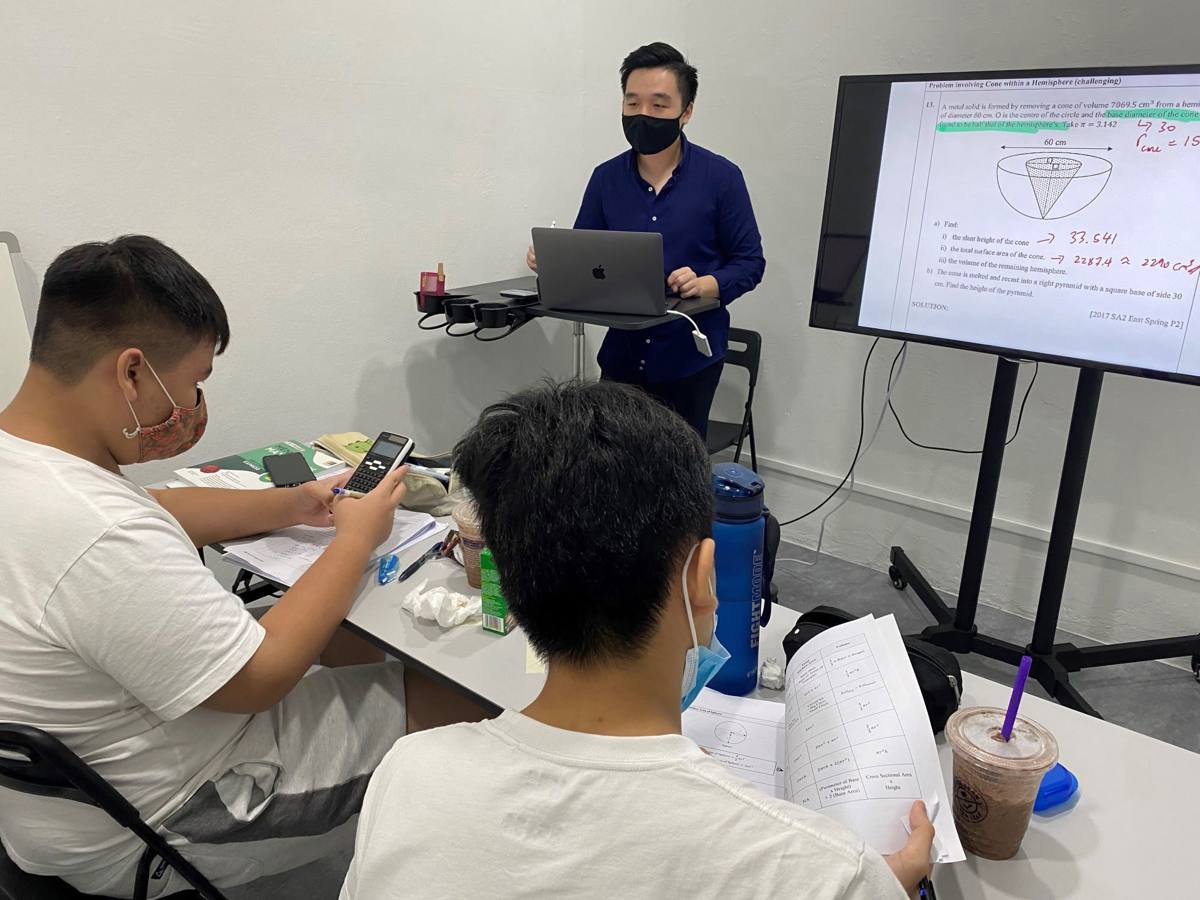 Mr Zac Lai teaching a class at Math Vigilante